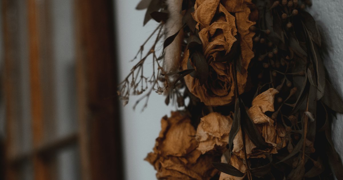 Cottagecore room decor with dried flowers hanging on the wall