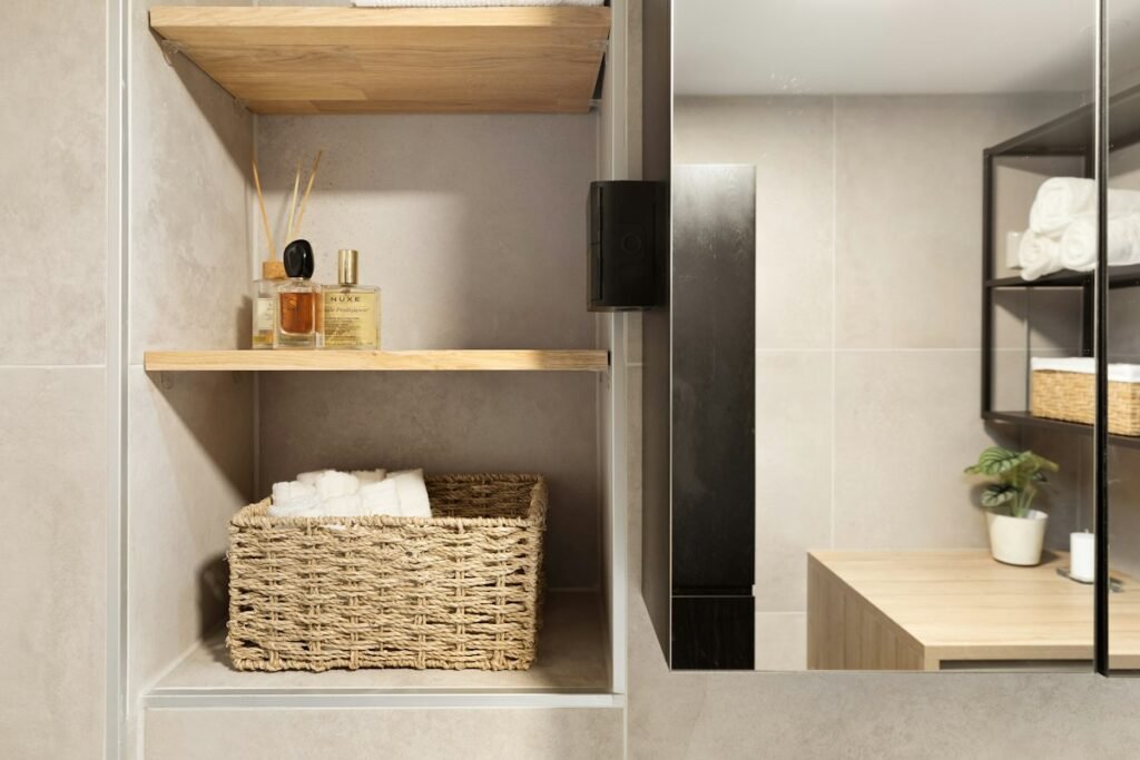 Bathroom with a sink, a mirror and shelves